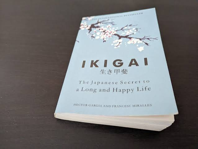 The book Ikigai on a dark table